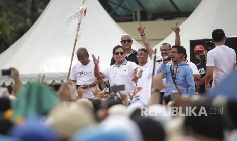 Calon Presiden Prabowo Subianto berjoget bersama relawan. Capres Prabowo sebut daripada dengar pidatonya mendingan joget di depan relawan.