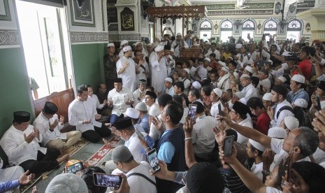 Calon Presiden nomor urut 02 Prabowo Subianto (kiri) berdoa usai melaksanakan salat jumat di Masjid Al-Azhar, Jakarta, Jumat (19/4/2019). 