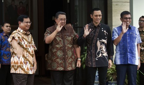 Calon Presiden nomor urut 02 Prabowo Subianto (kiri), Ketua Umum Partai Demokrat Susilo Bambang Yudoyono (kedua kiri), Komandan Kogasma DPP Partai Demokrat Agus Harimurti Yudhoyono (kedua kanan) dan Sekjen Partai Demokrat Hinca Panjaitan (kanan) berfoto bersama sebelum melakukan petemuan di Kediaman Susilo Bambang Yudhoyono, di kawasan Mega Kuningan, Jakarta, Jumat (21/12/2018). 