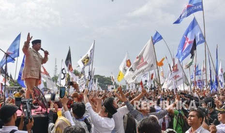 Calon Presiden nomor urut 02 Prabowo Subianto (kiri) menyampaikan orasi politiknya dalam kampanye terbuka di lapangan Karang Pule, Mataram, NTB, Selasa (26/3/2019). 