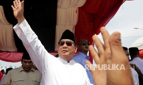 Calon Presiden nomor urut 02 Prabowo Subianto melambaikan tangan kepada warga saat menghadiri peringatan 14 tahun bencana tsunami Aceh  pada 26 Desember 2018 lalu.