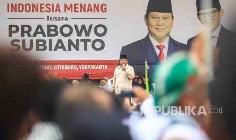 Calon Presiden nomor urut 02, Prabowo Subianto memberikan orasi politik saat kampanye akbar bertajuk Indonesia Menang bersama Prabowo Subianto di Stadion Kridosono, Yogyakarta, Senin (8/4/2019).