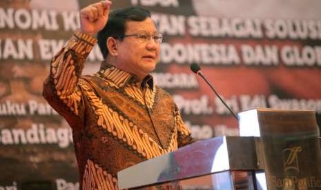 Calon Presiden nomor urut 02 Prabowo Subianto memberikan paparan isinya bukunya 'Paradoks Indonesia' dalam acara Ngbrol bersama 300 Jenderal dan Para Intelektual di Jakarta, Sabtu (22/9). Pada Buku 'Paradoks Indonesia' yang ditulis oleh Prabowo berisi tentang pandangan strategis ekonomi kerakyatan sebagai solusi tatanan ekonomi Indonesia dan global. 