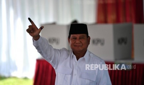 Calon Presiden nomor urut 02 Prabowo Subianto menggunakan hak pilihnya di TPS 041, Kampung Curug, Desa Bojong Koneng, Babakan Madang, Bogor, Jawa Barat, Rabu (17/4/2019).