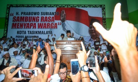 Calon Presiden nomor urut 02 Prabowo Subianto menyampaikan orasi politknya pada Kampanye Sambung Rasa Menyapa Warga Kota Tasikmalaya di Gor Sukapura, Kota Tasikmalaya, Jawa Barat, Sabtu (9/3/2019). 