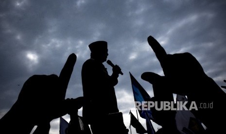 Calon Presiden nomor urut 02 Prabowo Subianto menyampaikan orasi politiknya dalam kampanye terbuka di lapangan Karang Pule, Mataram, NTB, Selasa (26/3/2019).