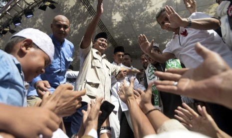 Calon Presiden nomor urut 02 Prabowo Subianto menyapa pendukungnya saat menghadiri acara Syukur Kemenangan Indonesia di Kediamannya, Jalan Kertanegara, Jakarta, Jumat (19/4/2019). 