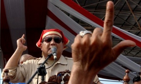 Calon presiden nomor urut 02 Prabowo Subianto menyapa simpatisannya saat melakukan kampanye terbuka di Lapangan Karebosi Makassar, Sulawesi Selatan, Ahad (24/3/2019). Kampanye terbuka calon presiden nomor dua tersebut dihadiri puluhan ribu simpatisannya dan dalam orasi politik Prabowo meminta agar seluruh simpatisannya menjaga kedamaian dan keamanan pada Pilpres 2019. 