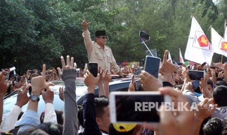 Calon Presiden nomor urut 02 Prabowo Subianto menyapa warga saat kampanye di Bengkulu, Kamis (14/3/2019). 