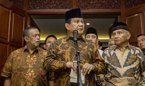 Calon Presiden nomor urut 02 Prabowo Subianto (tengah) bersama Ketua Badan Pemenangan Nasional (BPN) Djoko Santoso (kiri), dan Dewan Penasehat BPN Amien Rais (kanan) memberikan keterangan pers mengenai penganiayaan anggota BPN Ratna Sarumpaet, di Jalan Kertanegara, Jakarta, Selasa (2/10).