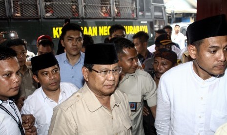 Presidential candidate number 02 Prabowo Subianto (center) arrives at the Medaeng Prison, in Sidoarjo, on Tuesday (Feb 19).