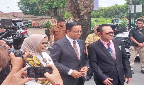 Calon Presiden nomor urut 1 Anies Baswedan menghadiri Dhaup Ageng putra bungsu Paku Alam X BPH Kusumo Kuntonugroho (Bhismo Srenggoro Kuntonugroho) dengan Laily Annisa Kusumastuti di Puro Pakualaman, Yogyakarta, Rabu (10/1/2024). 