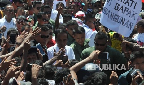 Calon presiden nomor urut 1 Joko Widodo melakukan kampanye terbuka di lapangan Sitarda, Kupang, Nusa Tenggara Timur, Senin (8/4). Kampanye tersebut dihadiri massa pendukung pasangan Joko Widodo-Ma'ruf Amin.