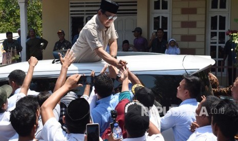 [ilustrasi] Calon Presiden nomor urut 2 Prabowo Subianto dari atas mobil menyapa pendukungnya seusai berziarah di makam Gubernur Soerjo dan bertemu kader serta relawan di Magetan, Jawa Timur, Rabu (31/10/2018). 