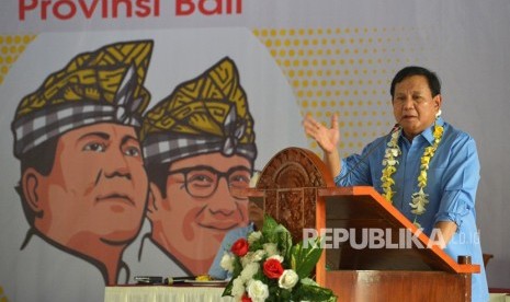 Calon Presiden nomor urut 2 Prabowo Subianto menyampaikan pidato politik saat Deklarasi Emak-Emak dan Relawan Bali untuk mendukung calon Presiden/Wakil Presiden Prabowo Subianto-Sandiaga Uno di Denpasar, Jumat (19/10). 