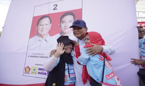 Calon Presiden nomor urut 2, Prabowo Subianto saat kampanye di Kabupaten Subang di Lapangan Desa Rawalele, Kecamatan Dawuan, Kabupaten Subang, Jawa Barat, Sabtu (27/1/2024).