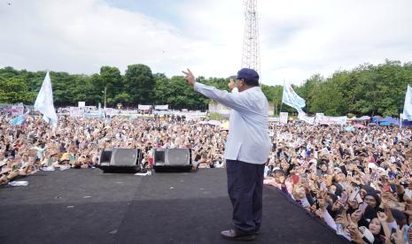 Calon Presiden nomor urut 2, Prabowo Subiantosaat bertemu dengan puluhan ribu warga di Kabupaten Subang di Lapangan Desa Rawalele, Kecamatan Dawuan, Kabupaten Subang, Jawa Barat, Sabtu (27/1/2024). 