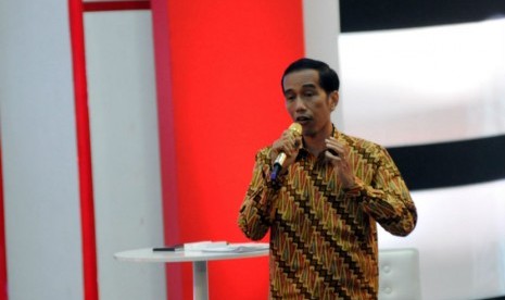 Calon presiden nomor urut dua, Joko Widodo, memberikan paparan dalam debat capres di Hotel Holiday Inn, Kemayoran, Jakarta, Ahad (22/6). 