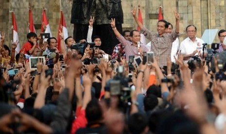 Calon Presiden nomor urut dua, Joko Widodo, memberikan pidatonya kepada ribuan pendukungnya di Tugu Proklamasi, Jakarta, Rabu (9/7). 