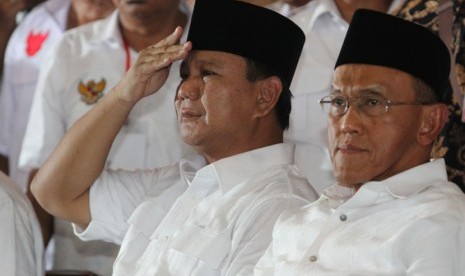   Calon Presiden nomor urut satu, Prabowo Subianto (kiri) didampingi Ketua Umum Partai Golkar Aburizal Bakrie (kanan) pada kampanye dialogis, di Medan, Sumut, Rabu (11/6). (Antara/Irsan Mulyadi)