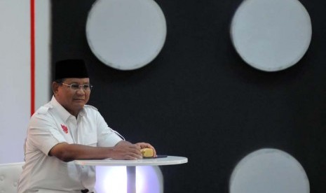 Calon presiden nomor urut satu, Prabowo Subianto bersiap memberikan paparan dalam debat calon presiden di Hotel Holiday Inn, Kemayoran, Jakarta, Ahad (22/6).