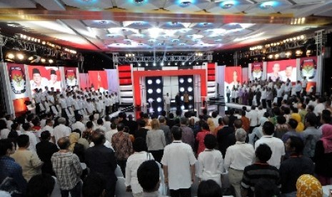 Calon presiden nomor urut satu, Prabowo Subianto (kiri) dan calon presiden nomor urut dua Joko Widodo (kanan) bersiap mengikuti debat di Hotel Holiday Inn, Kemayoran, Jakarta, Ahad (22/6).