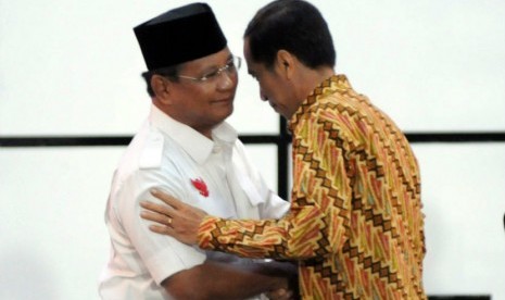 Calon presiden nomor urut satu, Prabowo Subianto (kiri), dan calon presiden nomor urut dua, Joko Widodo (kanan), berjabat tangan jelang debat di Hotel Holiday Inn, Kemayoran, Jakarta, Ahad (22/6). 