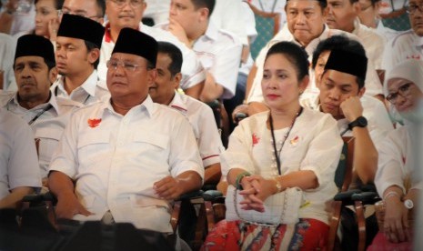 Calon presiden nomor urut satu Prabowo Subianto (kiri) didampingi mantan istrinya Titiek Soeharto (kanan) menyimak debat cawapres di Hotel Bidakara, Jakarta, Ahad (29/6). Debat Cawapres dengan moderator Wakil Rektor Universitas Gadjah Mada (UGM) Dwikorita 