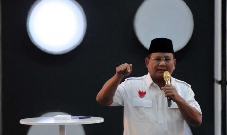  Calon presiden nomor urut satu, Prabowo Subianto memberikan paparan dalam debat calon presiden di Hotel Holiday Inn, Kemayoran, Jakarta, Ahad (22/6).