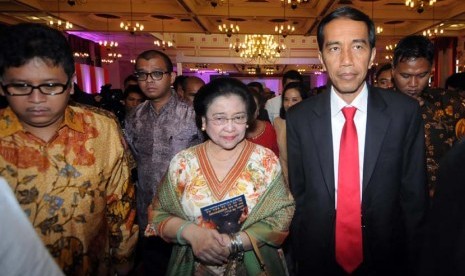 Calon Presiden Partai Demokrasi Indonesia Perjuangan (PDIP) Joko Widodo (kanan) dan Ketua Umum PDIP Megawati Soekarnoputri (kedua kiri) menghadiri pengukuhunan A.M. Hendropriyono sebagai profesor bidang intelijen di Jakarta, Rabu (7/5).