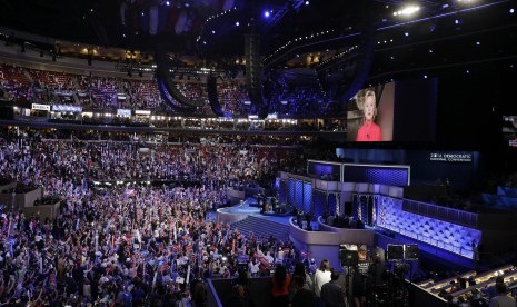 Calon presiden Partai Demokrat Hillary Clinton di sesi hari kedua Konvensi Nasional Partai Demokrat di Philadelphia, Selasa, (26/7).