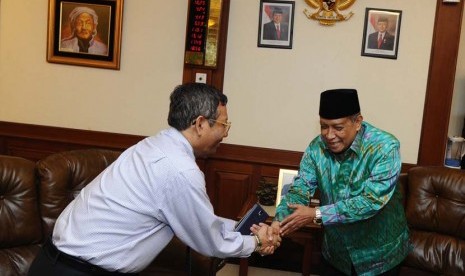 Calon presiden Partai Kebangkitan Bangsa (PKB) Mahfud MD (kiri), Ketua Umum PBNU Said Aqil Siroj (kanan) berjabat tangan saat mengelar pertemuan di Jakarta, Kamis (24/4).