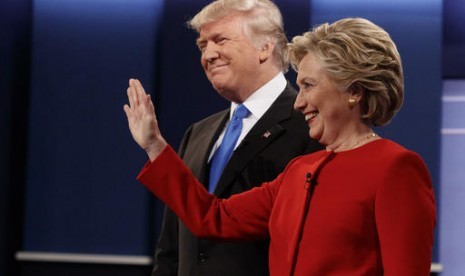 Calon presiden Partai Republik AS Donald Trump dan Calon presiden Partai Demokrat Hillary Clinton sebelum debat dimulai di Hofstra University, Hempstead, New York, Senin, 26 September 2016.