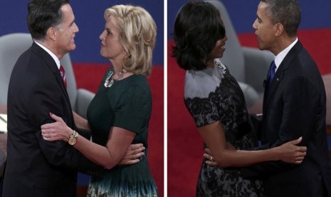   Calon presiden Partai Republik Mitt Romney merangkul istrinya Ann dan Presiden AS Barack Obama bersama istrinya Michelle Obama pada akhir debat final AS di Boca Raton, Florida, Selasa (23/10). (Reuters)