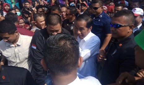 Calon presiden pejawat Joko Widodo mengawali kegiatan kampanye terbuka dengan mengunjungi Kampung Nelayan Manggar Baru, Balikpapan, Kamis (28/3).