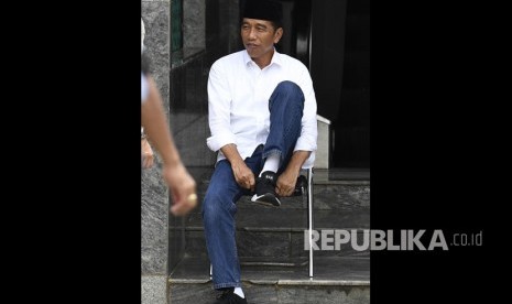 Calon Presiden petahana Joko Widodo (kiri)