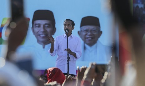 Calon Presiden petahana nomor urut 01 Joko Widodo berpidato di hadapan ribuan pendukungnya saat kampanye akbar di Batam, Kepulauan Riau, Sabtu (6/4/2019).