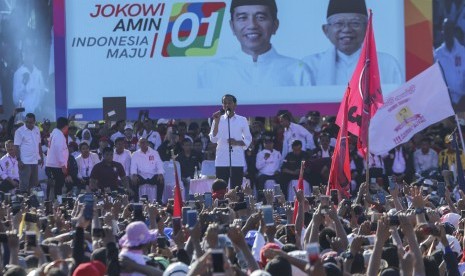 Calon Presiden petahana nomor urut 01 Joko Widodo berpidato di hadapan ribuan pendukungnya saat kampanye akbar di Batam, Kepulauan Riau, Sabtu (6/4/2019).