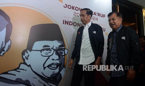 Calon presiden petahana nomor urut 01 Joko Widodo bersama Dewan Pengarah Jenggala Center Jusuf Kalla bersiap memberikan keterangan pers usai menghadiri Rapat Konsolidasi Nasional Jenggala Center di Jakarta, Ahad (3/2). 