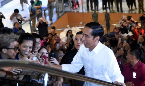 Calon Presiden petahana nomor urut 01, Joko Widodo melambaikan tangan pada pengunjung Mal Grand Indonesia, Jakarta, Sabtu (20/4/2019). 