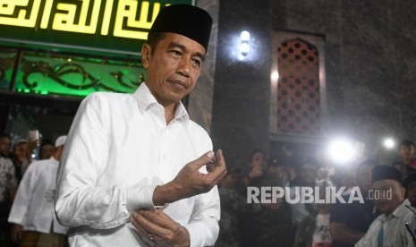 Calon Presiden petahana nomor urut 01 Joko Widodo mengancingkan lengan kemejanya usai menjalankan Salat Magrib berjamaah di Masjid Agung Brebes, Jawa Tengah, Kamis (4/4/2019). 