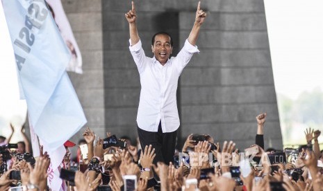 Calon Presiden petahana nomor urut 01 Joko Widodo menyapa ribuan relawan buruh saat kampanye terbuka dan Apel Akbar Kesetiaan Tegak Lurus Untuk Jokowi, di Gedung Budaya Sabilulungan, Kabupaten Bandung, Selasa (9/4). 