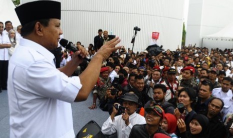 Calon Presiden Prabowo Subianto, berorasi pada Deklarasi Tim Pemenangan Prabowo-Hatta untuk wilayah Jawa Barat di Monumen Perjuangan, Bandung, Jawa Barat, Rabu (28/5). 