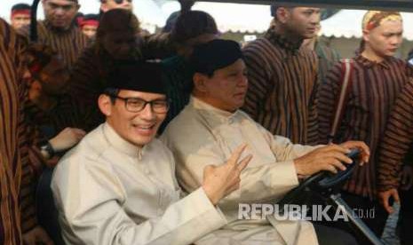 Calon Presiden Prabowo Subianto dan Calon Wakil Presiden Sandiaga Salahuddin Uno saat mengikuti iring-iringan deklarasi kampanye damai di Monas, Jakarta, Ahad (23/9). 