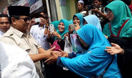 Calon Presiden Prabowo Subianto disambut antusias warga di Pesantren Alquran KH Abdullah Syafiie As Syafiiyah Pulo Air Kecamatan Sukalarang, Kabupaten Sukabumi Jawa Barat Ahad (7/10). Kedatangannya untuk menghadiri tasyakur dan haul almarhum KH Abdullah Syafiie.