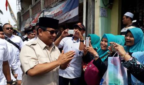 Calon Presiden Prabowo Subianto disambut antusias warga di Pesantren Alquran KH Abdullah Syafiie As Syafiiyah Pulo Air Kecamatan Sukalarang, Kabupaten Sukabumi Jawa Barat Ahad (7/10). Kedatangannya untuk menghadiri tasyakur dan haul almarhum KH Abdullah Syafiie.