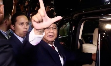 Calon Presiden Prabowo Subianto (kanan)