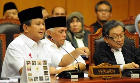 Calon presiden Prabowo Subianto (kiri) didampingi calon wakil presiden Hatta Rajasa (kanan) menjalani sidang perdana perkara Perselisihan Hasil Pemilihan Umum (PHPU) Presiden dan Wakil Presiden Tahun 2014 di Mahkamah Konstitusi (MK), Jakarta, Rabu (6/8). 