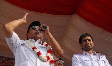 Calon Presiden, Prabowo Subianto (kiri) didampingi Ketua Umum Partai Aceh, Muzakir Manaf (kanan) menyampaikan orasi politik pada kampanye pilpres di Stadion Hadimurthala, Banda Aceh, Rabu (11/6). 