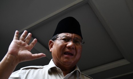 Calon Presiden Prabowo Subianto mendengarkan pertanyaan media saat memberikan keterangan pers di kediaman Prabowo, Kertanegara, Jakarta Selatan, Selasa (21/5/2019). 